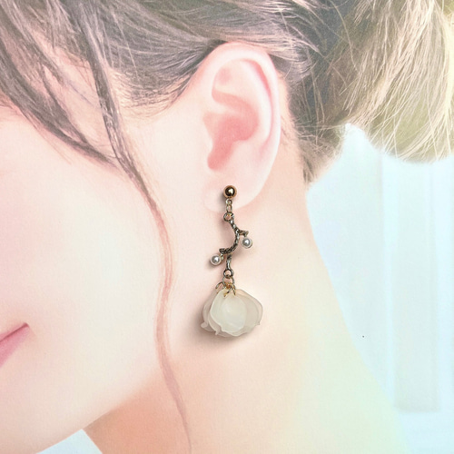 揺れる花びら 逆さまほうき花 ハンドメイド ピアス シンプル 