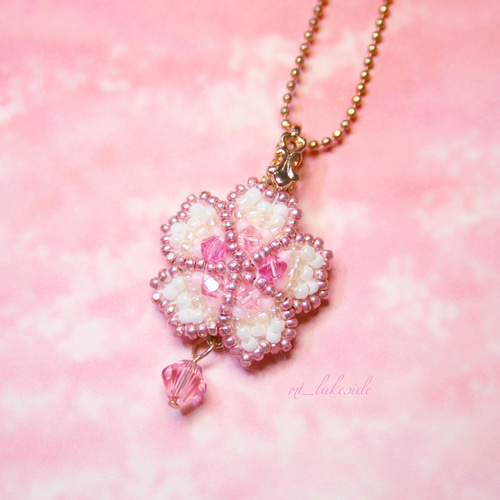ビーズ刺繍のちいさな桜ネックレス ネックレス・ペンダント みず ビーズ刺繍のちいさな桜ネックレス ネックレス・ペンダント みず