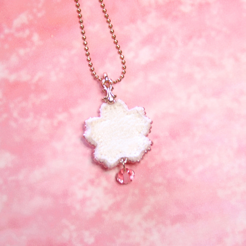 ビーズ刺繍のちいさな桜ネックレス ネックレス・ペンダント みず ビーズ刺繍のちいさな桜ネックレス ネックレス・ペンダント みず