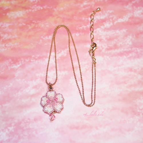 ビーズ刺繍のちいさな桜ネックレス ネックレス・ペンダント みず ビーズ刺繍のちいさな桜ネックレス ネックレス・ペンダント みず