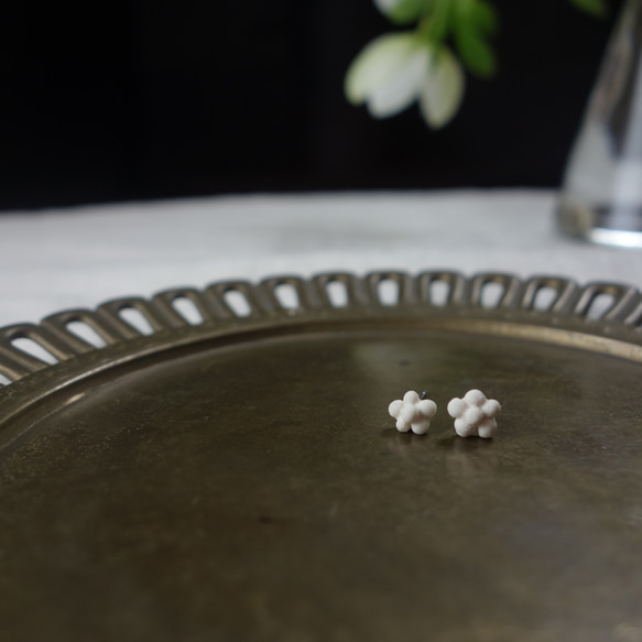 Junclay 小花 x 白色（單耳/雙耳）輕質陶瓷白色防過敏金屬陶瓷耳環 第1張的照片