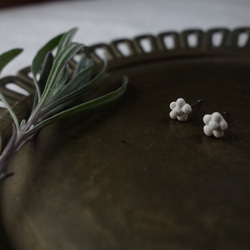 Junclay 小花 x 白色（單耳/雙耳）輕質陶瓷白色防過敏金屬陶瓷耳環 第2張的照片