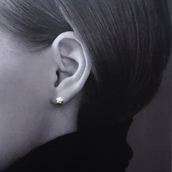Junclay 小花 x 白色（單耳/雙耳）輕質陶瓷白色防過敏金屬陶瓷耳環 第4張的照片