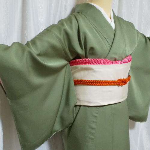 オリーブグリーン 色無地 着物 桐の紋入り しつけ付きの通販 by