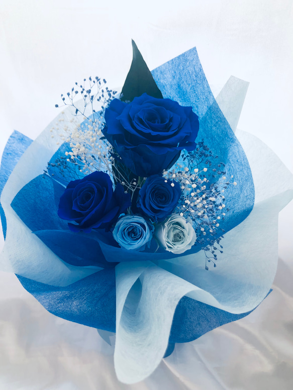 プリザーブドフラワー/大輪ブルーローズとミニ薔薇とかすみ草のふんわり花束（花束ラッピング） 3枚目の画像