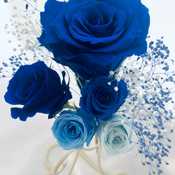 プリザーブドフラワー/大輪ブルーローズとミニ薔薇とかすみ草のふんわり花束（花束ラッピング） 4枚目の画像