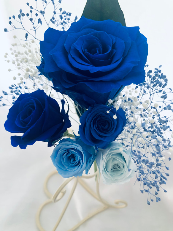 プリザーブドフラワー/大輪ブルーローズとミニ薔薇とかすみ草のふんわり花束（花束ラッピング） 4枚目の画像