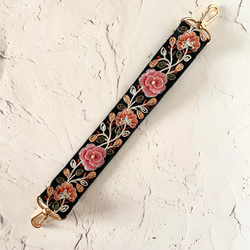 インド刺繍リボン スマホストラップ ハンドストラップ ショートストラップ ブラックピンク 薔薇 4枚目の画像