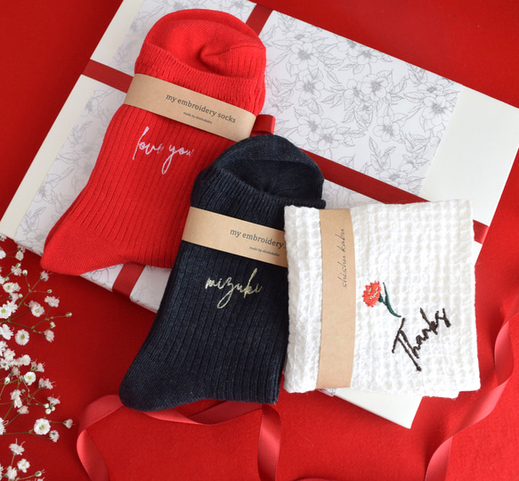 ギフトに◎レディース名入れ刺繍ソックス2足&刺繍ハンカチのセット