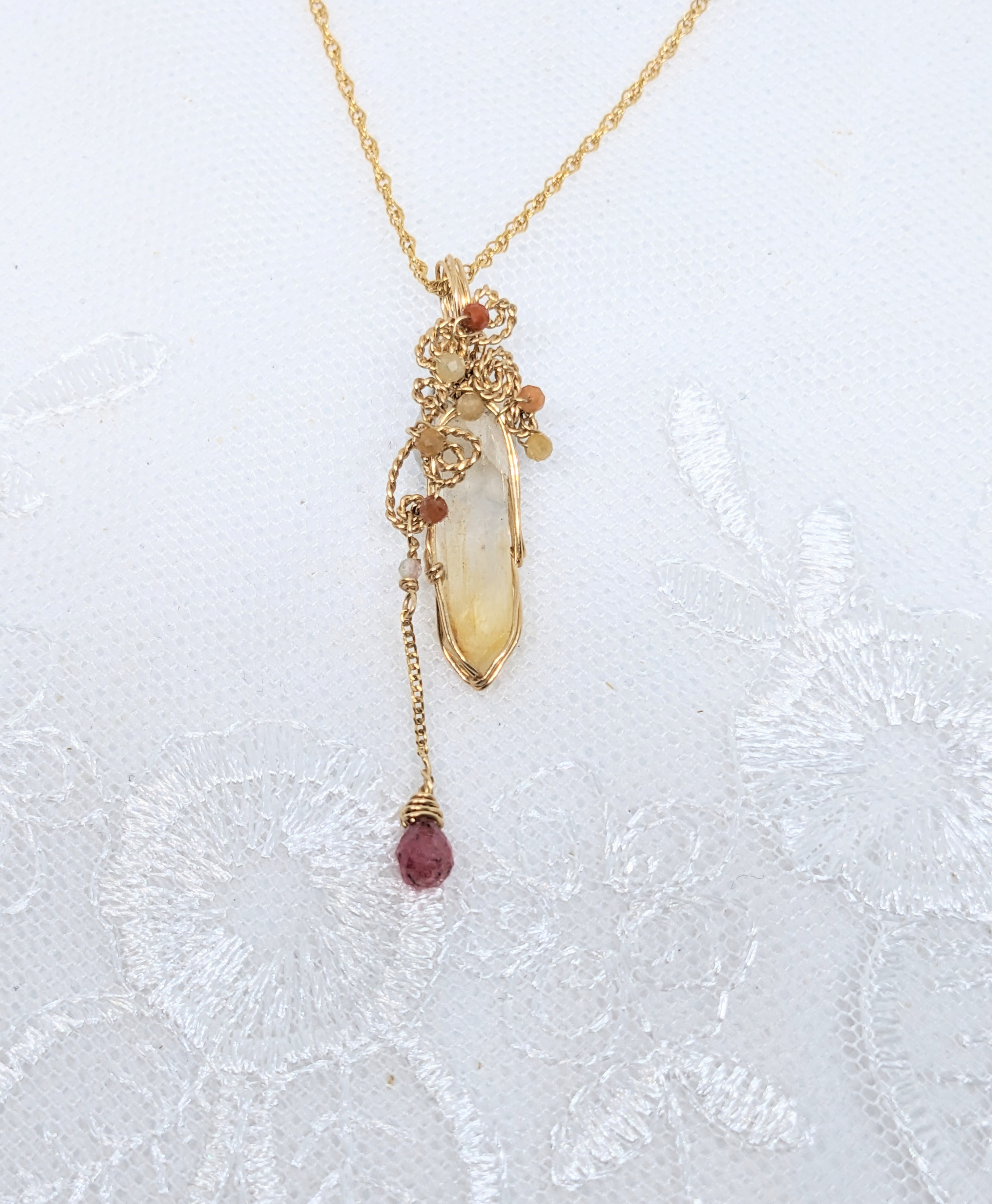 小さなマンゴークォーツのペンダントトップ