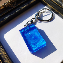赤、黒金魚のキーホルダー / 水面 / レジン その他アクセサリー 華昇