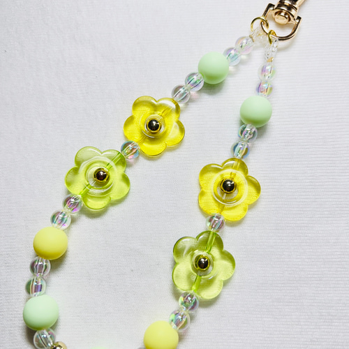 【商談中です】ハンドメイドチャーム⭐大人のゆらゆら⭐パステル ゆめかわ 黄緑×イエロー パステル フラワー ゴールド ハンドストラップ