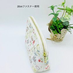マルチポーチ☆プードルとイチゴ&小花柄（ホワイト）マスコット付き 3枚目の画像