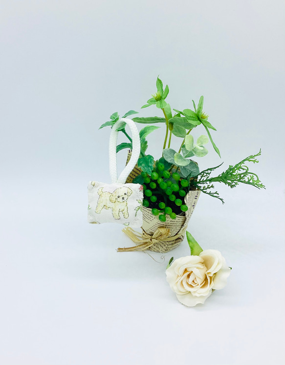マルチポーチ☆プードルとイチゴ&小花柄（ホワイト）マスコット付き 9枚目の画像