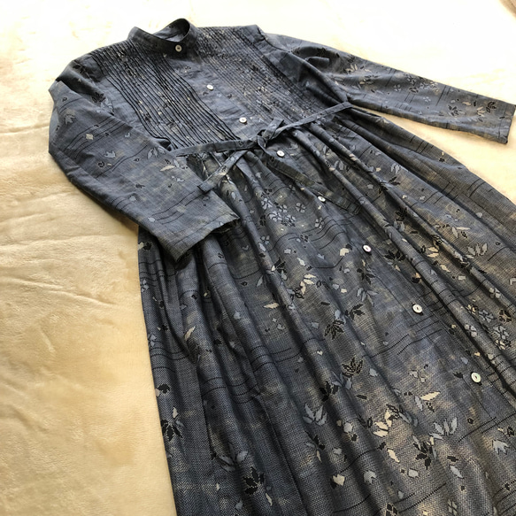 アンティーク大島紬のピンタックワンピース　コートワンピース　ブルーグレー　着物リメイク 4枚目の画像