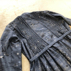 アンティーク大島紬のピンタックワンピース　コートワンピース　ブルーグレー　着物リメイク 8枚目の画像