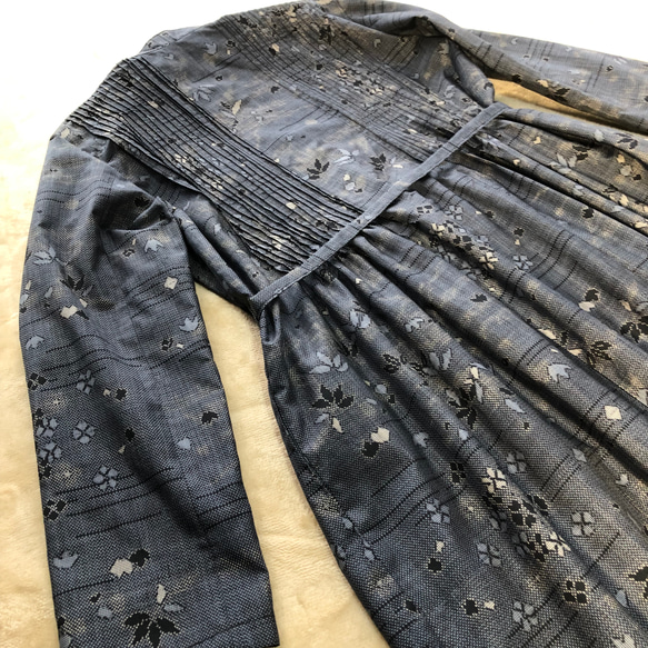アンティーク大島紬のピンタックワンピース　コートワンピース　ブルーグレー　着物リメイク 9枚目の画像