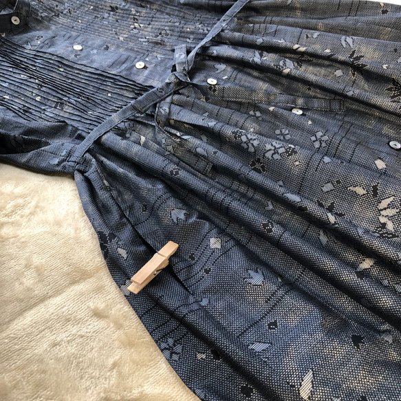 アンティーク大島紬のピンタックワンピース　コートワンピース　ブルーグレー　着物リメイク 6枚目の画像