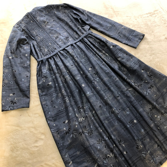 アンティーク大島紬のピンタックワンピース　コートワンピース　ブルーグレー　着物リメイク 7枚目の画像
