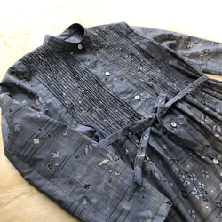 アンティーク大島紬のピンタックワンピース　コートワンピース　ブルーグレー　着物リメイク 3枚目の画像