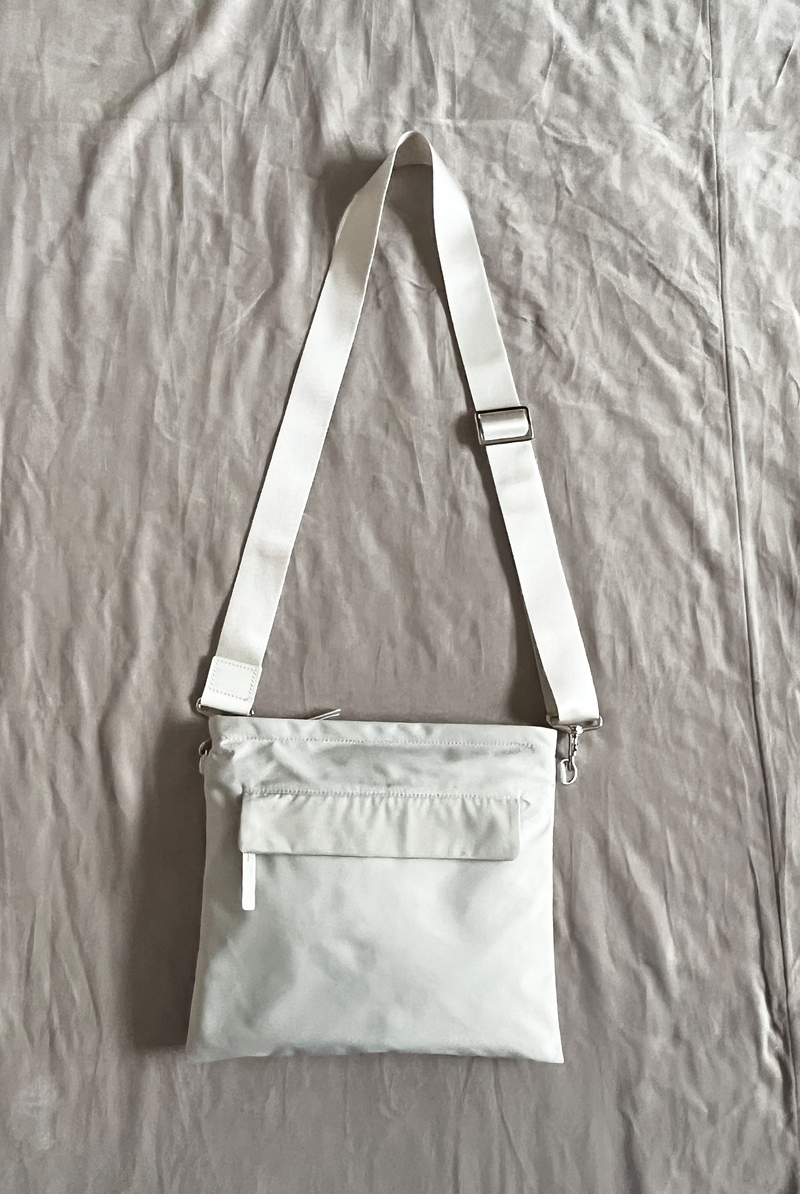 サスティナブルな素材で作った地球にやさしいサコッシュ３０cmサイズ・ライトグレー 8,470円