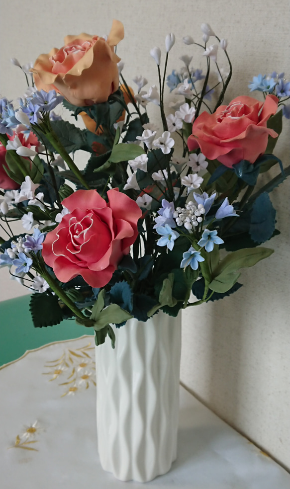 クレイアート　豪華な雰囲気のバラの盛り花・一輪バラ5本と青色の小花にカスミ 10枚目の画像
