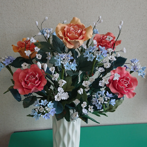 【ひろりん】クレイフラワー♡リボン台の薔薇の壁掛け ☆クレイフラワー作品（可憐な彩り）☆ | iichi 日々の暮らしを