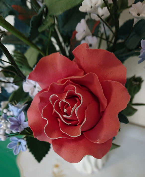 クレイアート　豪華な雰囲気のバラの盛り花・一輪バラ5本と青色の小花にカスミ 5枚目の画像
