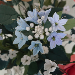 クレイアート　豪華な雰囲気のバラの盛り花・一輪バラ5本と青色の小花にカスミ 6枚目の画像