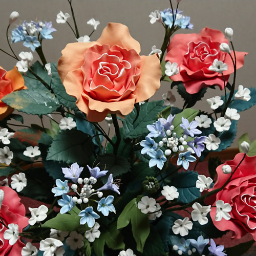 クレイアート 豪華な雰囲気のバラの盛り花・一輪バラ5本と青色の小花に