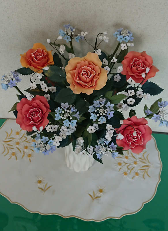 クレイアート　豪華な雰囲気のバラの盛り花・一輪バラ5本と青色の小花にカスミ 3枚目の画像