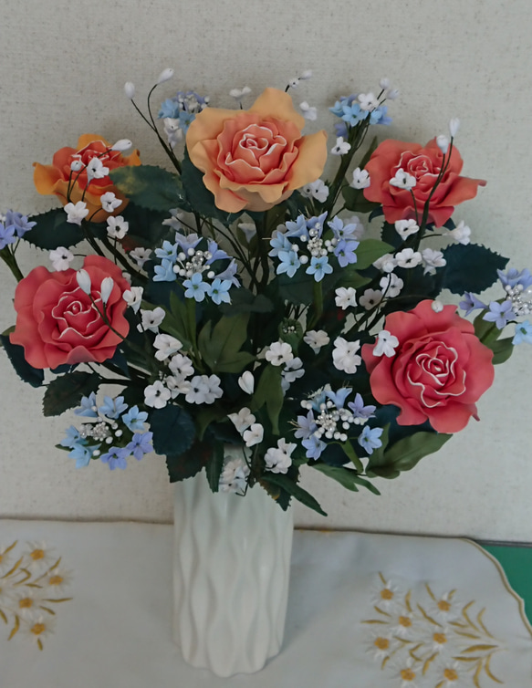 クレイアート　豪華な雰囲気のバラの盛り花・一輪バラ5本と青色の小花にカスミ 13枚目の画像