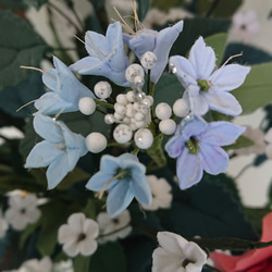 クレイアート　豪華な雰囲気のバラの盛り花・一輪バラ5本と青色の小花にカスミ 7枚目の画像