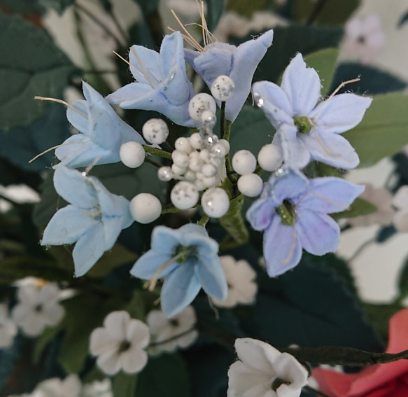 クレイアート　豪華な雰囲気のバラの盛り花・一輪バラ5本と青色の小花にカスミ 7枚目の画像