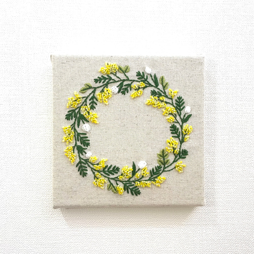 SALE》ミモザのリース(手刺繍・ビーズ) ファブリックパネル(ボード