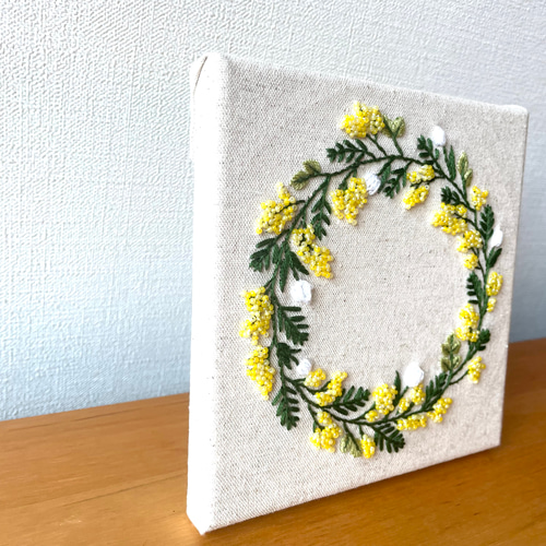 SALE》ミモザのリース(手刺繍・ビーズ) ファブリックパネル