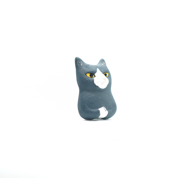 鼻シログレー陶器風猫ブローチ（里親募集） 3枚目の画像