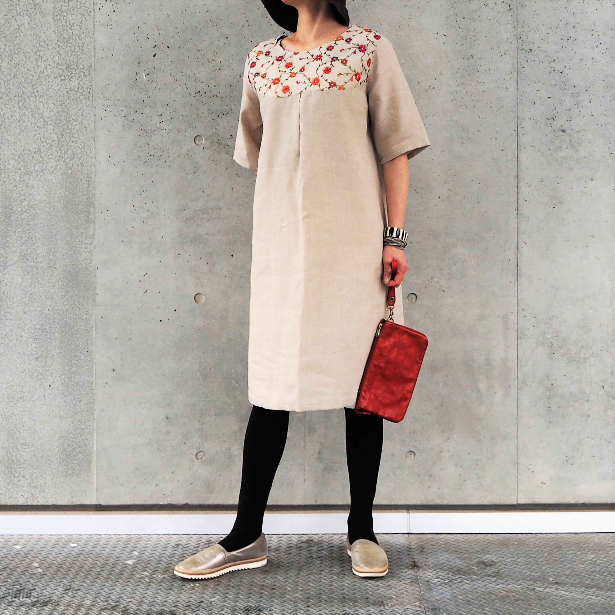 リネン　お花刺繍柄切り替え　ナチュラルリネンカラーーワンピース