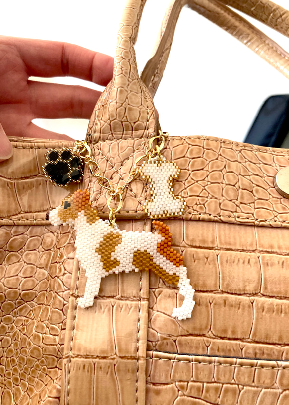 ジャックラッセルテリアと肉球のデリカビーズ織りバッグチャーム ビーズ織りアクセサリー バッグチャーム 2枚目の画像