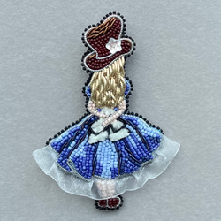 ビーズ刺繍のブローチ　-女の子　アリス！？-Alice 2枚目の画像