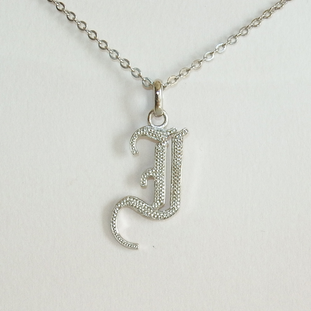 イニシャル  I ペンダントトップ  泡彫り　プラチナコーティング