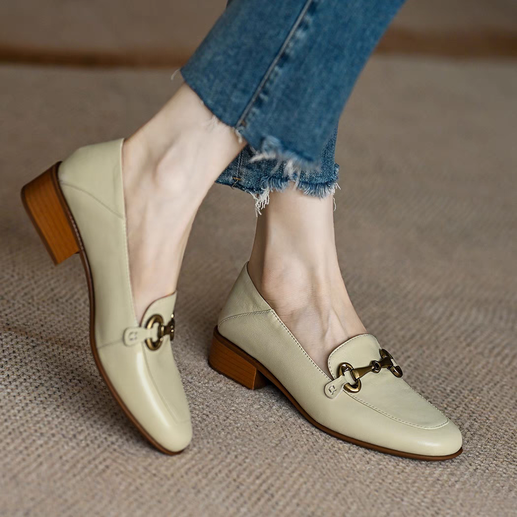 ポインテッドとラウンドの間の自然なシルエットで、スタイルを選びません。レザーローファー 自然素材 モカシン 天然皮革