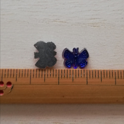 ジャーマンヴィンテージ　小さな蝶のカボション（2個セット・ヘリオトロープ） 5枚目の画像