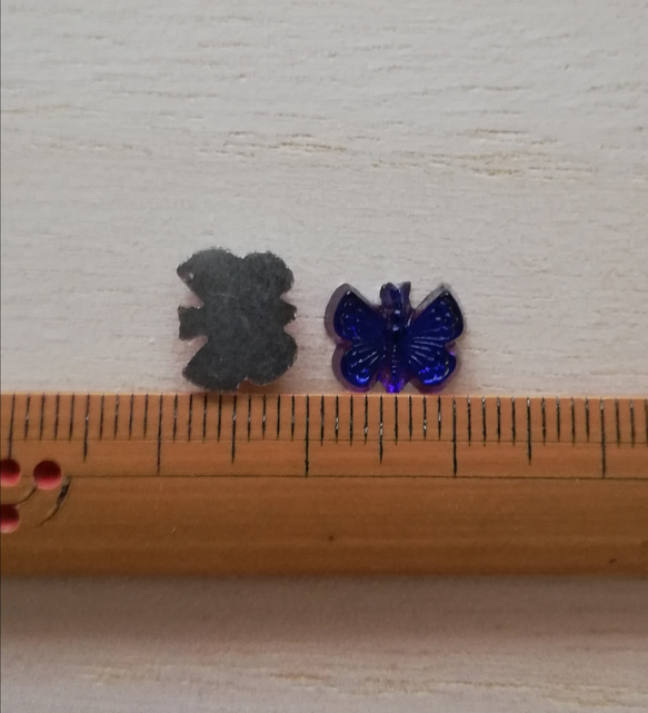 ジャーマンヴィンテージ　小さな蝶のカボション（2個セット・ヘリオトロープ） 5枚目の画像