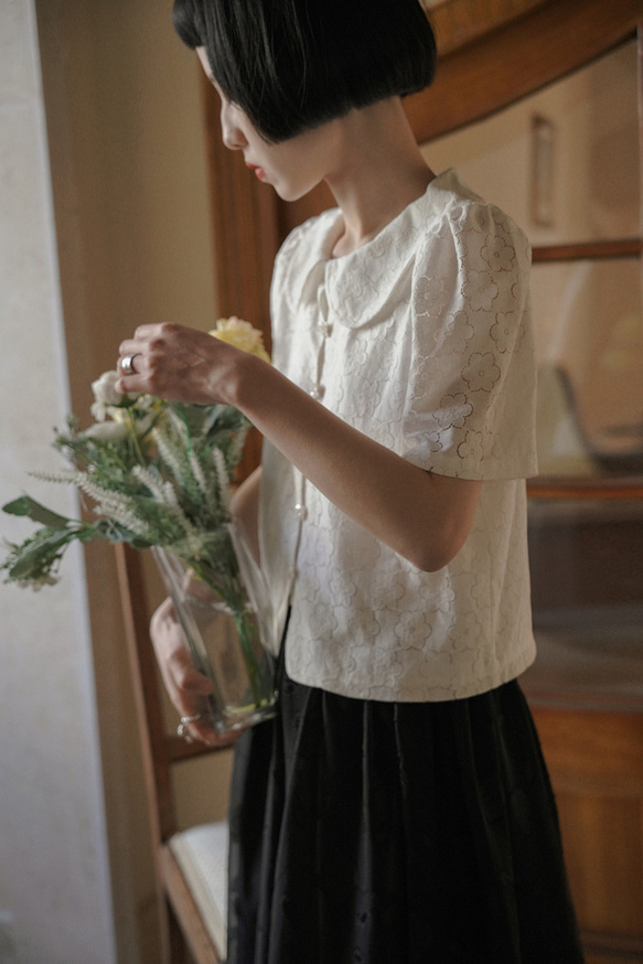 白色 含內襯 法式復古鏤空提花襯衣 娃娃領花花扣氣質襯衫上衣 第14張的照片