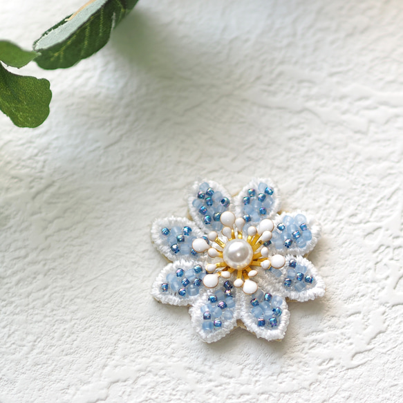 青いお花のブローチ（ブルー/ネモフィラ/ビーズ刺繍/マグネットブローチに変更可能） 3枚目の画像