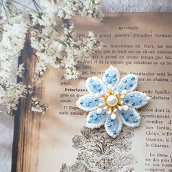 青いお花のブローチ（ブルー/ネモフィラ/ビーズ刺繍/マグネットブローチに変更可能） 4枚目の画像