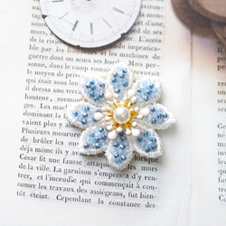 青いお花のブローチ（ブルー/ネモフィラ/ビーズ刺繍/マグネットブローチに変更可能） 1枚目の画像