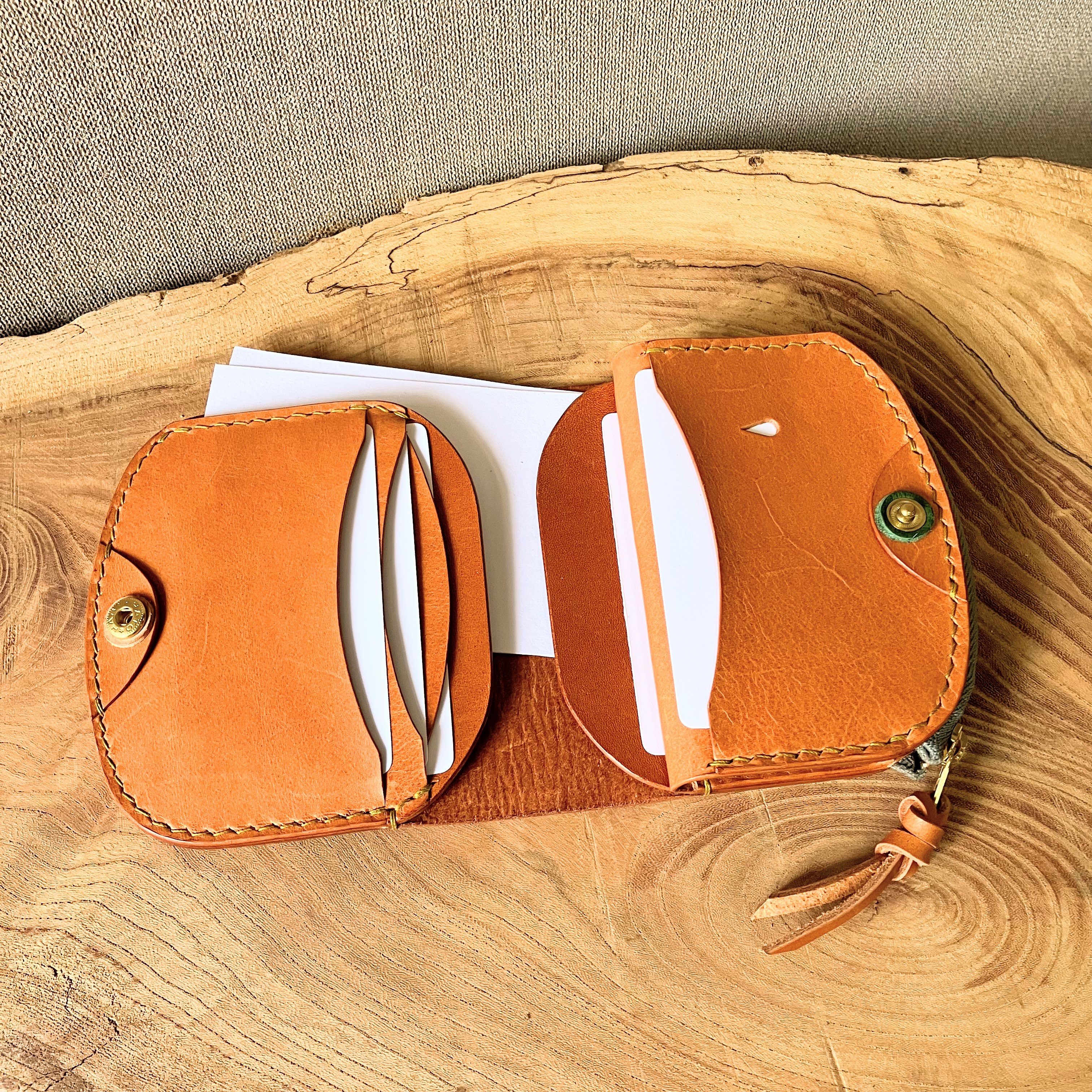 【手縫い二つ折り革財布】L字ファスナー小銭入れナチュラルブラウンシンプル・ナチュラルなヌメ革・ギフト・レディース・メンズ