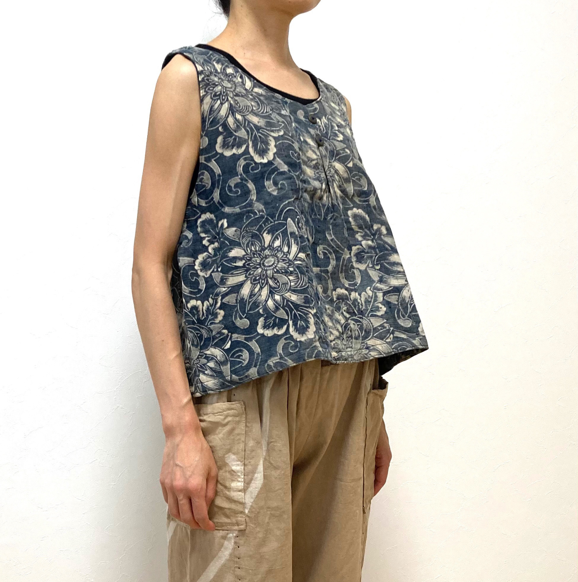 藍の型染古布のベスト